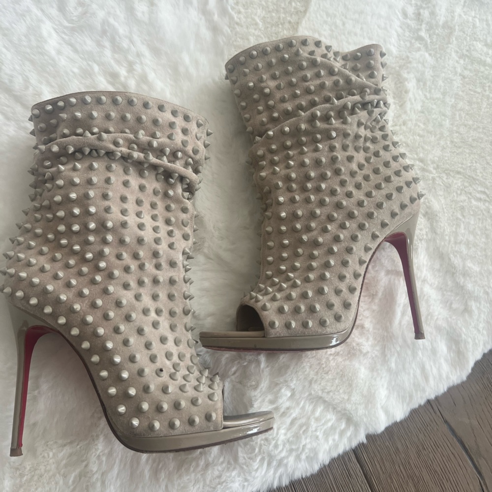 Studded open toe beige boots